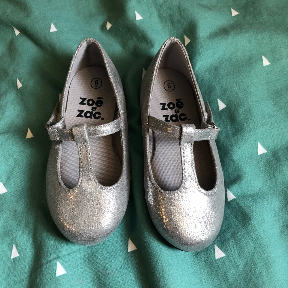 Silver shiny shoes 👠